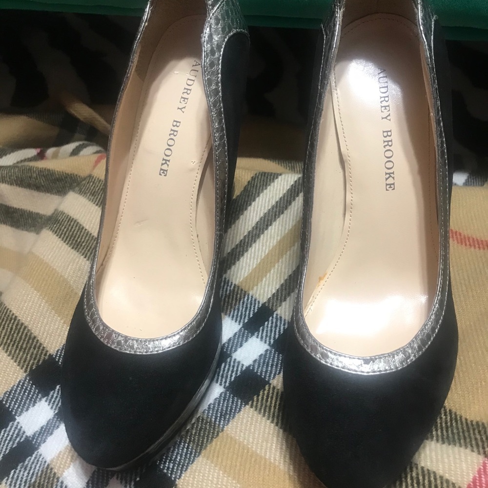 Audrey Brooke Berry2 Sz 7.5 Black Suede Pumps